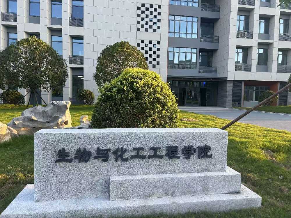 莱西市扬州职业大学体育场高杆灯项目